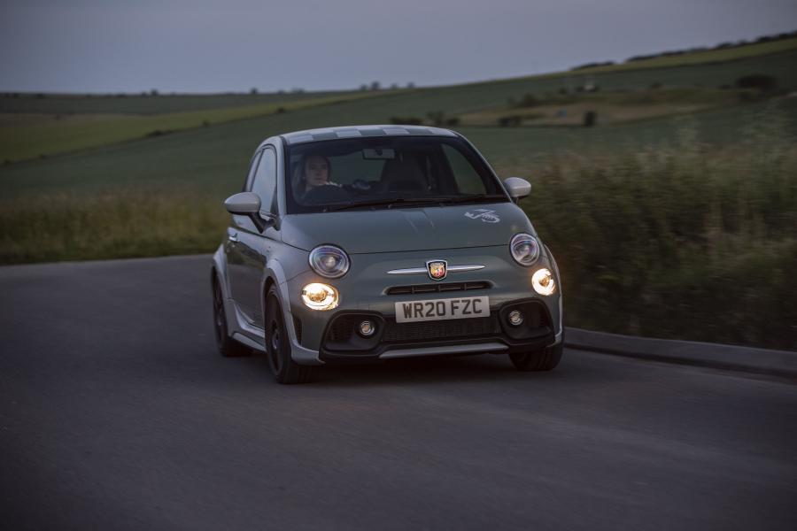  Abarth 695 70° Anniversario (312) 2019 года  (UK) (фото 3 из 26)